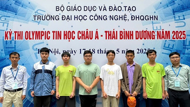 Lê Kiên Thành (người thứ 4 từ trái qua) cùng đồng đội tại đội tuyển quốc gia Việt Nam tham dự APIO 2025. Lê Kiên Thành (người thứ 4 từ trái qua) cùng đồng đội tại đội tuyển quốc gia Việt Nam tham dự APIO 2025.