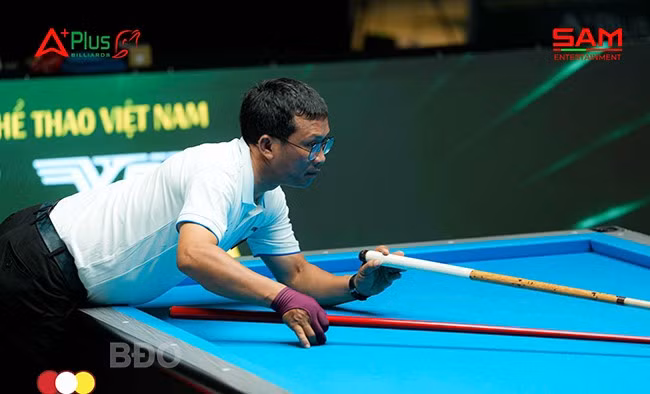 Cơ thủ Huỳnh Xuân Châu đã giành chiến thắng trước nhà vô địch châu Á năm 2024 Phạm Cảnh Phúc (TP Hồ Chí Minh) để giành quyền trụ hạng. Ảnh: VŨ TÂM