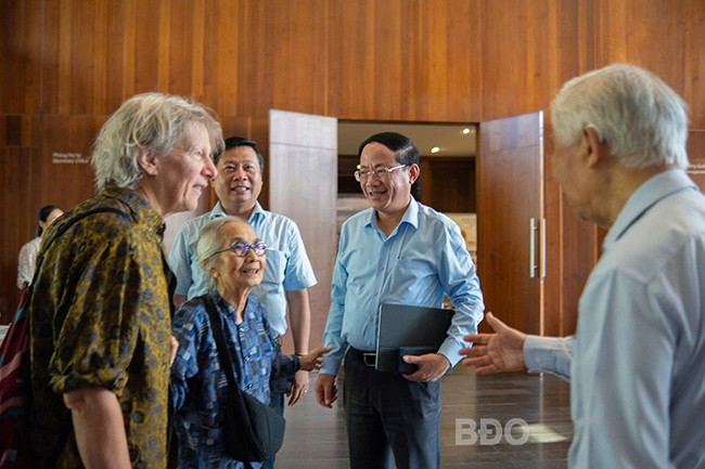 Chủ tịch UBND tỉnh Phạm Anh Tuấn trò chuyện với vợ chồng GS Trần Thanh Vân xoay quanh vấn đề nâng tầm ICISE để đóng góp nhiều hơn nữa trong hoạt động nghiên cứu khoa học. Ảnh: ICISE