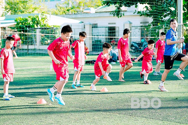 Học viên nhí của Học viện bóng đá Hoàn Hảo hào hứng trong buổi tập luyện. Ảnh: H.V Học viên nhí của Học viện bóng đá Hoàn Hảo hào hứng trong buổi tập luyện. Ảnh: H.V