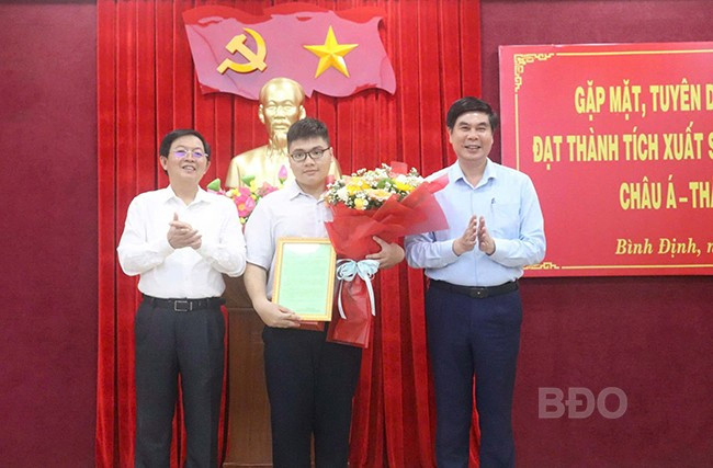 Lê Kiến Thành (giữa) nhận bằng khen, thư khen và phần thưởng từ Bí thư Tỉnh ủy Hồ Quốc Dũng (bìa trái) và Phó Chủ tịch UBND tỉnh Lâm Hải Giang. Ảnh: HỒ ĐIỂM Lê Kiến Thành (giữa) nhận bằng khen, thư khen và phần thưởng từ Bí thư Tỉnh ủy Hồ Quốc Dũng (bìa trái) và Phó Chủ tịch UBND tỉnh Lâm Hải Giang. Ảnh: HỒ ĐIỂM