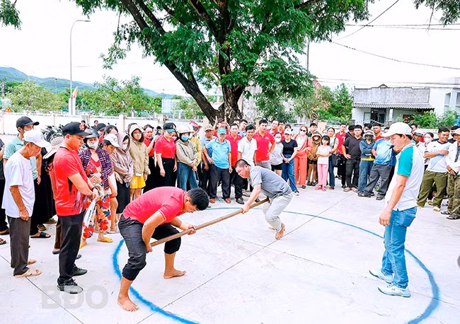 Các VĐV tranh tài ở những môn thể thao dân tộc truyền thống tại sự kiện Văn hóa - Du lịch huyện Vân Canh năm 2025. Ảnh: NGUYỄN DŨNG