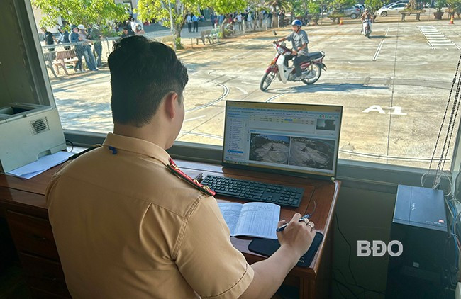 CSGT theo dõi phần thi thực hành của thí sinh. Ảnh: K.A CSGT theo dõi phần thi thực hành của thí sinh. Ảnh: K.A