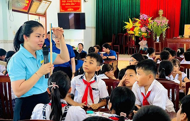 Trẻ hào hứng tham gia chương trình “Chiếc xe tri thức” tại xã Nhơn Phong (TX An Nhơn). Ảnh: D.L