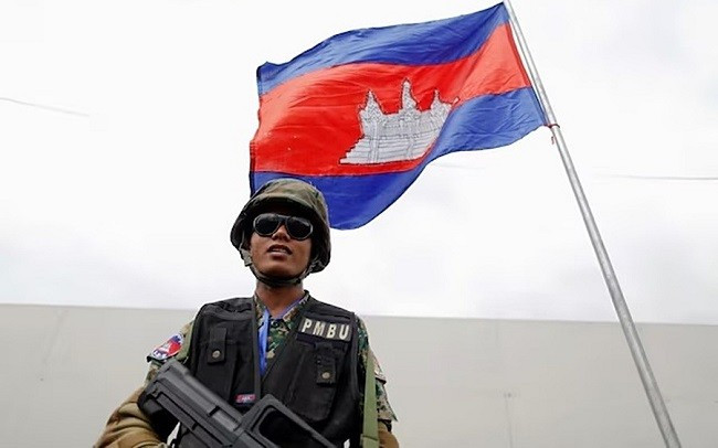 Lính gác Campuchia bên lá quốc kỳ của nước này. Ảnh: Reuters. Lính gác Campuchia bên lá quốc kỳ của nước này. Ảnh: Reuters.