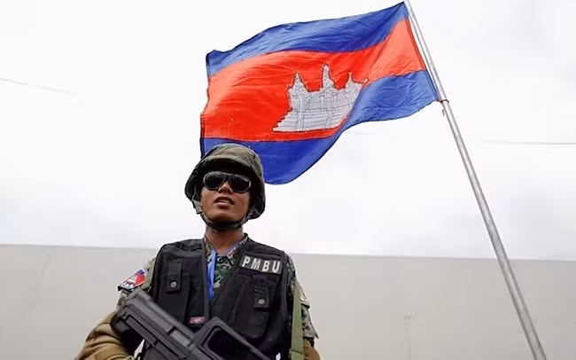 Lính gác Campuchia bên lá quốc kỳ của nước này. Ảnh: Reuters.