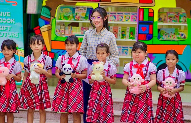 Sau khi nhận kệ sách di động, các em tham gia trò chơi vui nhộn. Ảnh: ĐVCC