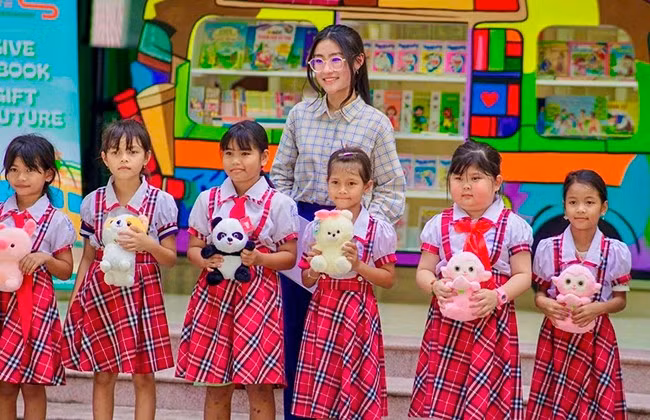 Sau khi nhận kệ sách di động, các em tham gia trò chơi vui nhộn. Ảnh: ĐVCC