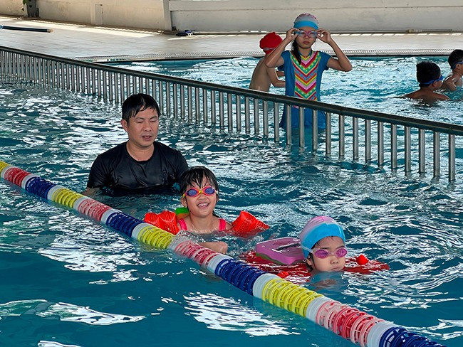 Thiếu nhi ở Làng Trẻ em SOS Quy Nhơn tại lớp học bơi miễn phí của Trung tâm Hoạt động Thanh thiếu nhi tỉnh. Ảnh: D.L