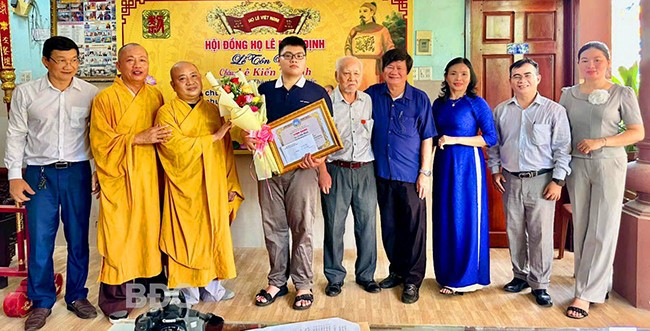 Hội đồng họ Lê Bình Định trao tặng bằng vinh danh và tiền thưởng cho em Lê Kiến Thành. Ảnh: X.T Hội đồng họ Lê Bình Định trao tặng bằng vinh danh và tiền thưởng cho em Lê Kiến Thành. Ảnh: X.T