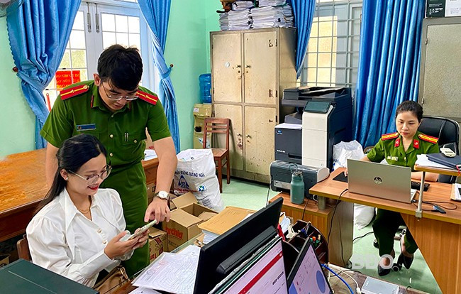 Cán bộ Phòng Cảnh sát Quản lý hành chính về trật tự xã hội (CA tỉnh) hỗ trợ DN cập nhật thông tin để hoàn tất đăng ký định danh điện tử tổ chức. Ảnh: N.C