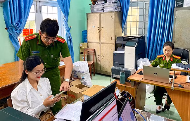 Cán bộ Phòng Cảnh sát Quản lý hành chính về trật tự xã hội (CA tỉnh) hỗ trợ DN cập nhật thông tin để hoàn tất đăng ký định danh điện tử tổ chức. Ảnh: N.C