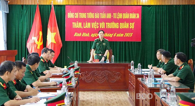 Trung tướng Đào Tuấn Anh - Tư lệnh Quân đoàn 34 làm việc với Trường Quân sự Quân đoàn 34. Ảnh: H.P