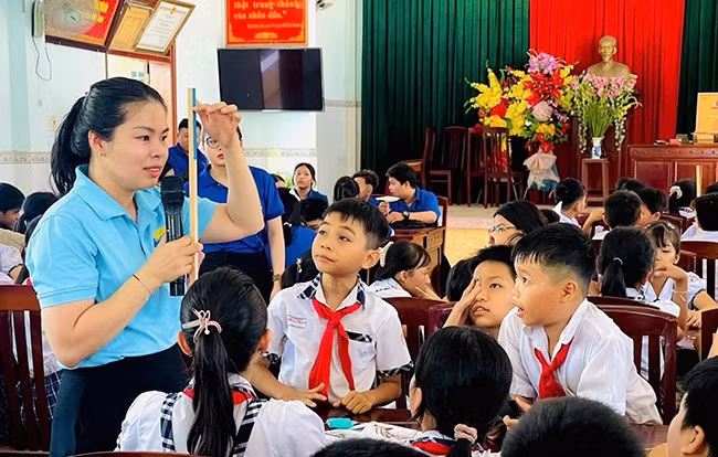 Trẻ hào hứng tham gia chương trình “Chiếc xe tri thức” tại xã Nhơn Phong (TX An Nhơn). Ảnh: D.L