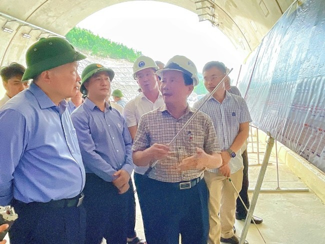 Phó Thủ tướng Thường trực Chính phủ Nguyễn Hòa Bình (bìa trái), nghe nhà thầu báo cáo tiến độ các Dự án thành phần. Ảnh: HẢI YẾN Phó Thủ tướng Thường trực Chính phủ Nguyễn Hòa Bình (bìa trái), nghe nhà thầu báo cáo tiến độ các Dự án thành phần. Ảnh: HẢI YẾN