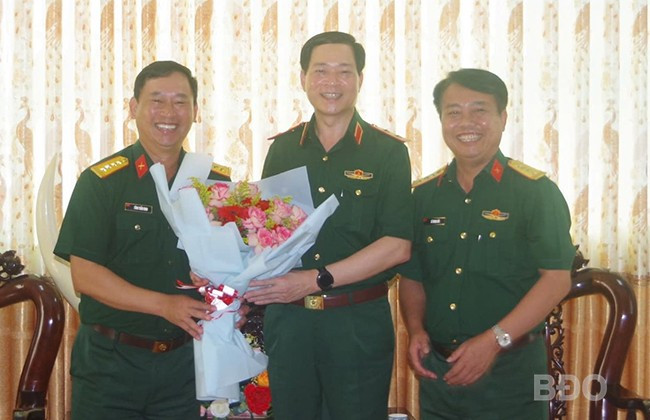 Trung tướng Đào Tuấn Anh - Tư lệnh Quân đoàn 34 (đứng giữa) về thăm, kiểm tra hoạt động tại Sư đoàn 31. Ảnh: H.P