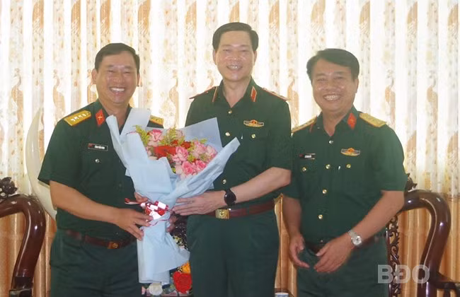 Trung tướng Đào Tuấn Anh - Tư lệnh Quân đoàn 34 (đứng giữa) về thăm, kiểm tra hoạt động tại Sư đoàn 31. Ảnh: H.P