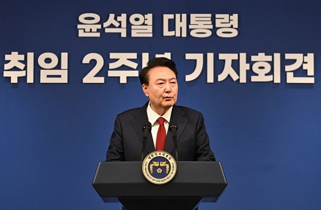 Ông Yoon Suk-yeol tại một cuộc họp báo hồi tháng 5.2024. Ảnh: Reuters