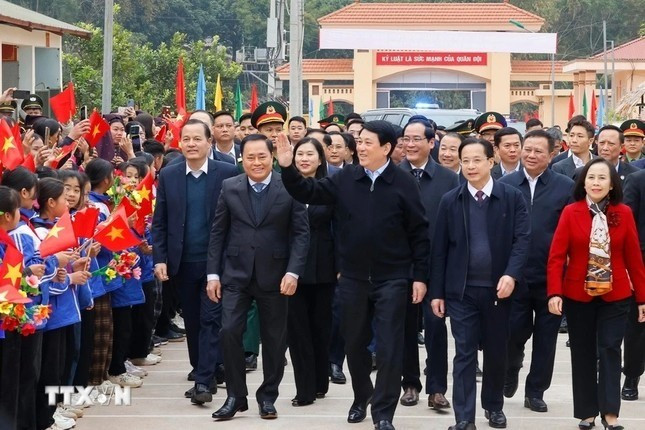 Thiếu nhi và nhân dân các dân tộc xứ Lạng mừng vui đón chào Chủ tịch nước Lương Cường (Ảnh: TTXVN) Thiếu nhi và nhân dân các dân tộc xứ Lạng mừng vui đón chào Chủ tịch nước Lương Cường (Ảnh: TTXVN)