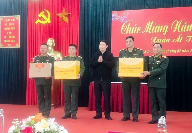 Chủ tịch nước Lương Cường (giữa) tặng quà xuân cho cán bộ, chiến sỹ Trung đoàn 123 Lạng Sơn. Ảnh: Duy Chiến Chủ tịch nước Lương Cường (giữa) tặng quà xuân cho cán bộ, chiến sỹ Trung đoàn 123 Lạng Sơn. Ảnh: Duy Chiến
