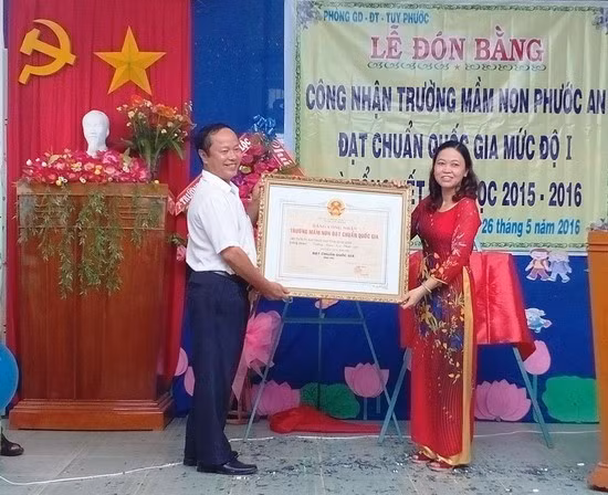 Lãnh đạo phòng GDĐT huyện trao bằng công nhận cho trường