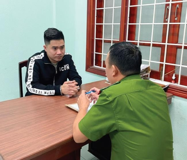 Nhiệm vụ đấu tranh với tội phạm luôn được lực lượng CA đặt lên hàng đầu. - Trong ảnh: CA lấy lời khai đối với đối tượng truy nã Nguyễn Trọng Đạt (SN 1992, ở TP Cẩm Phả, tỉnh Quảng Ninh). Ảnh: K.A Nhiệm vụ đấu tranh với tội phạm luôn được lực lượng CA đặt lên hàng đầu. - Trong ảnh: CA lấy lời khai đối với đối tượng truy nã Nguyễn Trọng Đạt (SN 1992, ở TP Cẩm Phả, tỉnh Quảng Ninh). Ảnh: K.A