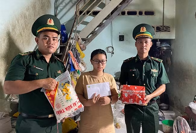 Em Lê Hồ Na Ly (ở khu phố 4, phường Lê Lợi, TP Quy Nhơn) mồ côi cha được Đồn Biên phòng Cửa khẩu Cảng Quy Nhơn nhận đỡ đầu vừa thi đậu vào Trường ĐH Quy Nhơn. Ảnh: T.BÌNH