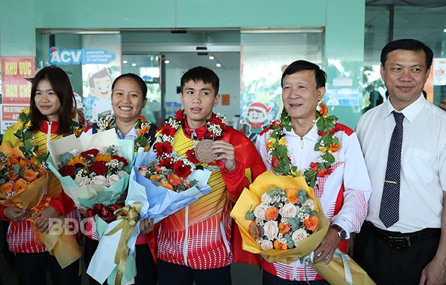 VĐV Nguyễn Thanh Huy (giữa) tại Cảng Hàng không Phù Cát với tấm HCĐ Giải vô địch kickboxing trẻ thế giới năm 2024. Ảnh: HOÀNG QUÂN VĐV Nguyễn Thanh Huy (giữa) tại Cảng Hàng không Phù Cát với tấm HCĐ Giải vô địch kickboxing trẻ thế giới năm 2024. Ảnh: HOÀNG QUÂN