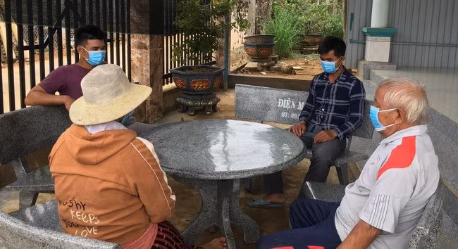 Ông Đinh Văn Méo (áo trắng), người có uy tín ở thôn 1, xã An Hưng đi đến từng hộ tuyên truyền, vận động xoá bỏ những hủ tục lạc hậu trong hôn nhân Ảnh: VĂN LƯU