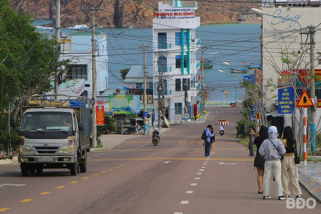 Bất chấp nguy hiểm đến tính mạng, rất đông du khách vẫn chụp ảnh, quay phim giữa đường. Ảnh: TS Bất chấp nguy hiểm đến tính mạng, rất đông du khách vẫn chụp ảnh, quay phim giữa đường. Ảnh: TS