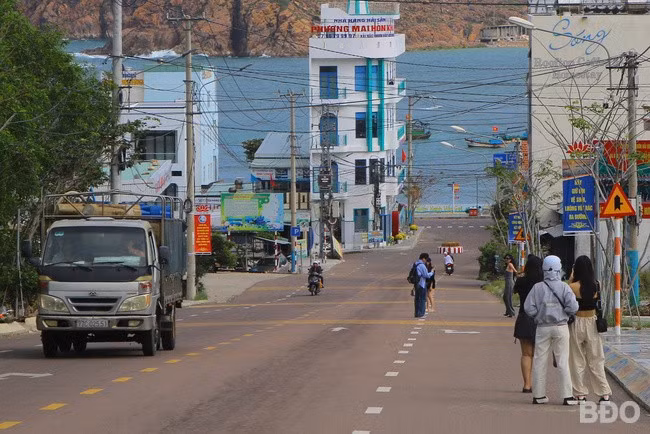 Bất chấp nguy hiểm đến tính mạng, rất đông du khách vẫn chụp ảnh, quay phim giữa đường. Ảnh: TS