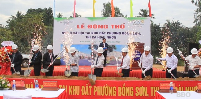 Thực hiện nghi thức động thổ Dự án nhà ở xã hội ở phường Bồng Sơn. Ảnh: Ánh Nguyệt