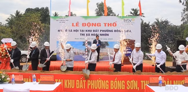 Thực hiện nghi thức động thổ Dự án nhà ở xã hội ở phường Bồng Sơn. Ảnh: Ánh Nguyệt