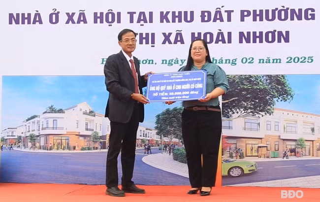 Nhà đầu tư trao 50 triệu đồng hỗ trợ xây dựng nhà ở cho người có công ở Hoài Nhơn. Ảnh: Ánh Nguyệt