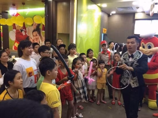 Các tiết mục biểu diễn ảo thuật của anh Huỳnh Văn Sơn luôn thu hút các em thiếu nhi.