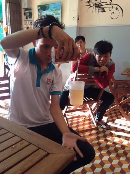 Anh Huỳnh Văn Sơn đang biểu diễn ảo thuật.