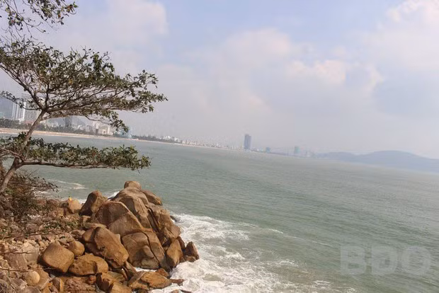 Từ nhà hàng Hoàng Hậu (Khu du lịch Ghềnh Ráng), du khách có được những trải nghiệm với biển vào ngày mưa. Hầu hết du khách đến đây đều muốn tới Bãi Trứng, ngắm nhìn Hòn Chồng; trên ban công nhà hàng thưởng thức ẩm thực và trò chuyện cùng nhau.