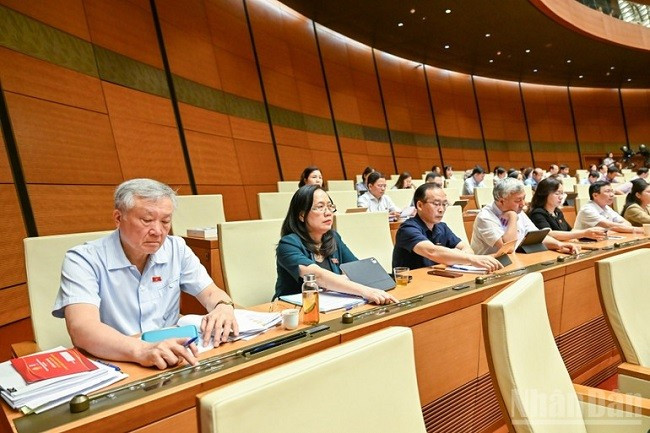 Đại biểu Quốc hội biểu quyết thông qua Luật Cán bộ, công chức (sửa đổi). Ảnh: DUY LINH Đại biểu Quốc hội biểu quyết thông qua Luật Cán bộ, công chức (sửa đổi). Ảnh: DUY LINH