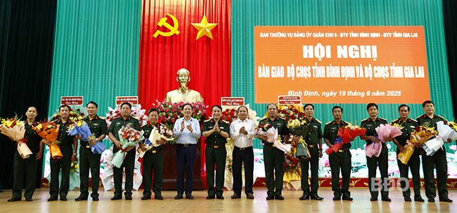 Lãnh đạo Quân khu 5, UBND hai tỉnh Bình Định và Gia Lai tặng hoa chúc mừng các đồng chí Bộ CHQS tỉnh Bình Định và Gia Lai được Bộ Quốc phòng phân công nhiệm vụ mới. Ảnh: H.P