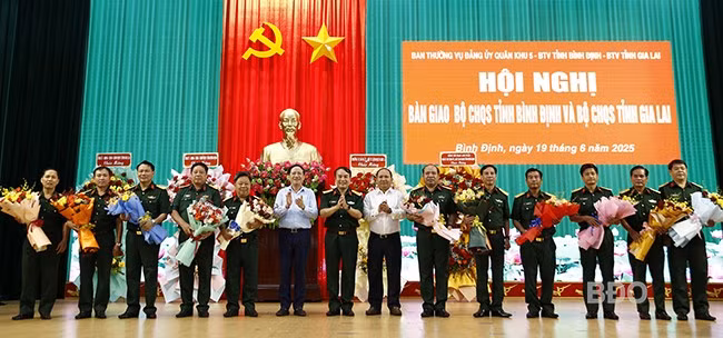 Lãnh đạo Quân khu 5, UBND hai tỉnh Bình Định và Gia Lai tặng hoa chúc mừng các đồng chí Bộ CHQS tỉnh Bình Định và Gia Lai được Bộ Quốc phòng phân công nhiệm vụ mới. Ảnh: H.P