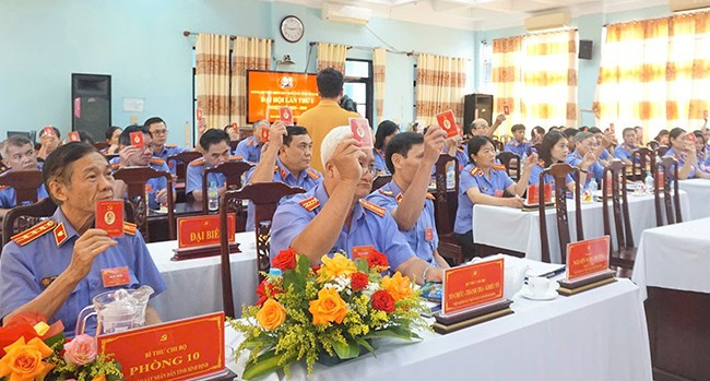 Các đại biểu biểu quyết thông qua Nghị quyết Đại hội. Ảnh: T.K