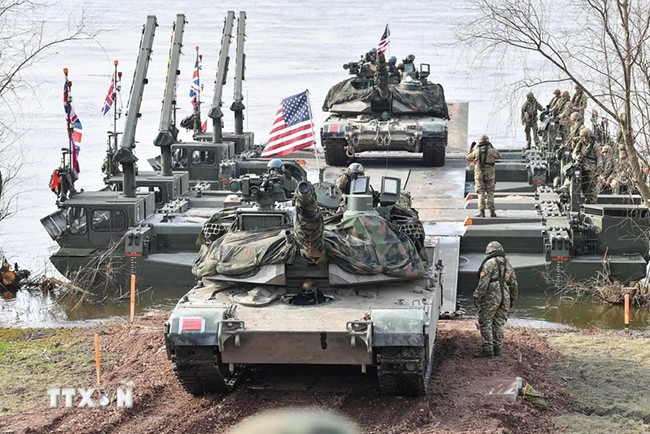 Các lực lượng NATO tiến hành tập trận tại Korzeniewo (Ba Lan) hồi tháng Ba năm ngoái. (Ảnh: PAP/TTXVN)