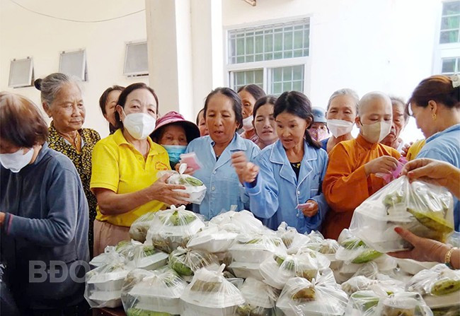 Nhóm thiện nguyện phát suất ăn miễn phí cho bệnh nhân tại TTYT Phù Mỹ. Ảnh: V.T.