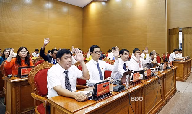 Đại biểu HĐND tỉnh biểu quyết thông qua chương trình kỳ họp. Ảnh: H.P