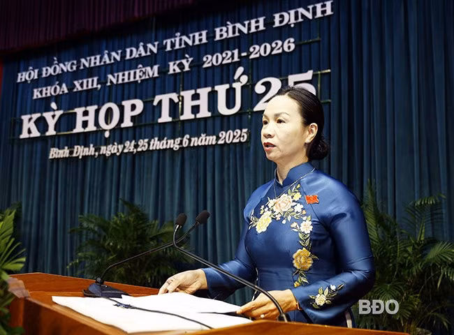 Bà Lê Bình Thanh - Chủ tịch Ủy ban MTTQ Việt Nam tỉnh trình bày tóm tắt Thông báo của Ban Thường trực Ủy ban MTTQ Việt Nam tỉnh về công tác tham gia xây dựng chính quyền 6 tháng đầu năm 2025. Ảnh: H.P