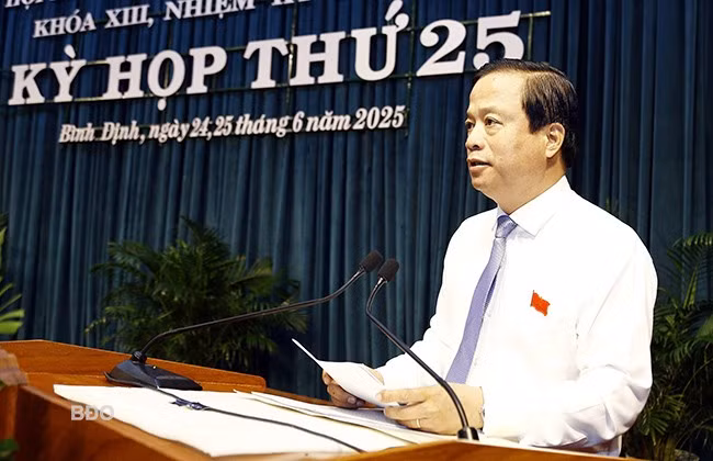 Phó Chủ tịch Thường trực UBND tỉnh Nguyễn Tuấn Thanh trình bày báo cáo đánh giá tình hình KT-XH 6 tháng đầu năm và nhiệm vụ trọng tâm 6 tháng đầu năm 2025. Ảnh: H.P