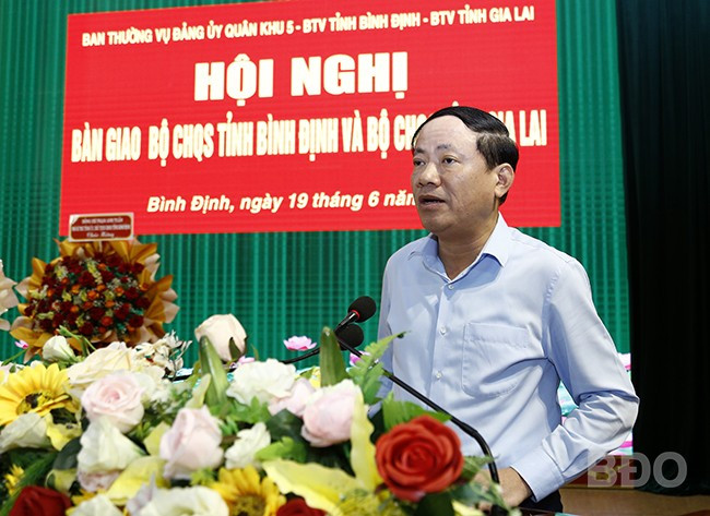 Chủ tịch UBND tỉnh Bình Định Phạm Anh Tuấn đề nghị Đảng ủy - Bộ CHQS tỉnh Gia Lai mới tiếp tục phát huy truyền thống đoàn kết, thống nhất; nêu cao tinh thần trách nhiệm; chủ động, sáng tạo trong tổ chức thực hiện nhiệm vụ. Ảnh: H.P