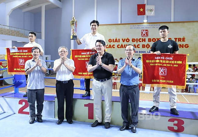 Đại diện các CLB, võ đường đoạt thành tích cao nhận cúp, cờ của ban tổ chức. Ảnh: HOÀNG QUÂN Đại diện các CLB, võ đường đoạt thành tích cao nhận cúp, cờ của ban tổ chức. Ảnh: HOÀNG QUÂN