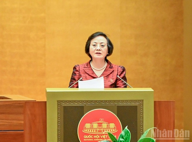 Bộ trưởng Nội vụ Phạm Thị Thanh Trà trình bày báo cáo tiếp thu, giải trình và hoàn thiện dự thảo Luật trước khi Quốc hội bấm nút thông qua. (Ảnh: DUY LINH) Bộ trưởng Nội vụ Phạm Thị Thanh Trà trình bày báo cáo tiếp thu, giải trình và hoàn thiện dự thảo Luật trước khi Quốc hội bấm nút thông qua. (Ảnh: DUY LINH)