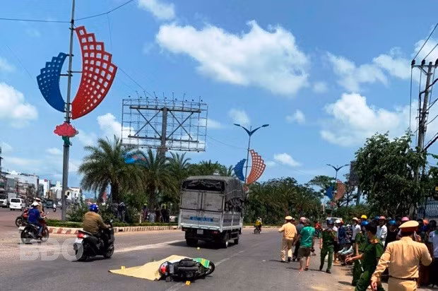 Một vụ TNGT xảy ra tại ngã 3 Phú Tài giữa ô tô tải và mô tô vào sáng 16.3, làm một người tử vong.